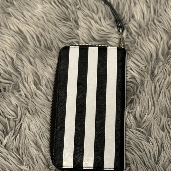 Micheal Kors wristlet - Picture 2 of 3